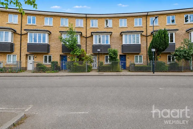 Chantry Crescent, London, NW10, photo 1