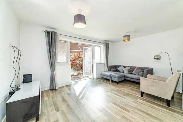 Lawrence Place, Shinfield, RG2, photo 2