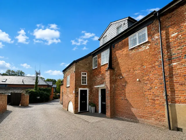 Brew House Lane, Hartley Wintney, Hook, RG27 8QA, photo 1