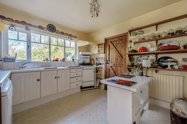 Photo 3 — Chilcrofts Road, HASLEMERE, GU27