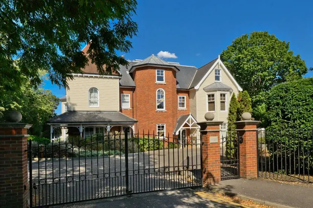 Oatlands Chase, Weybridge, Surrey, KT13 9RS, photo 1