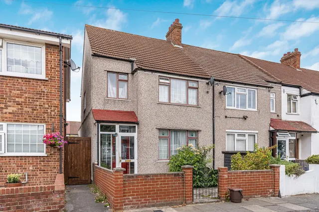 Middle Road, London, SW16, photo 1
