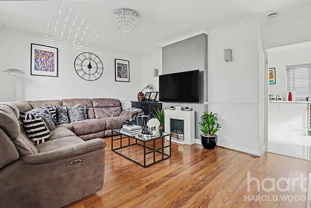 Chippenham Road, Harold Hill, RM3, photo 2