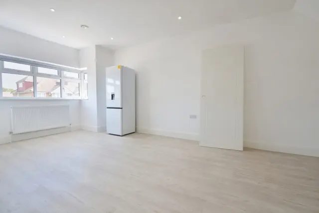 Parkfield Road, Feltham, photo 3