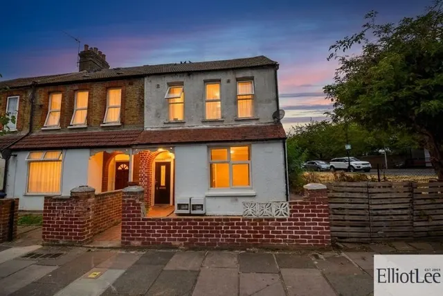 3 bedroom house — Victoria Road, Southall, UB2