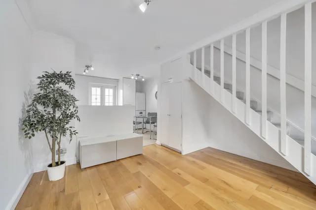 Photo 3 — Francis Close, E14
