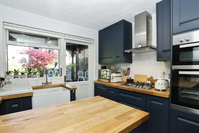 Photo 3 — Horsley Drive, Croydon