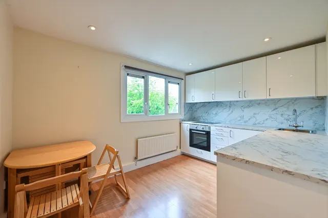 Photo 3 — 4 Faraday Close, London