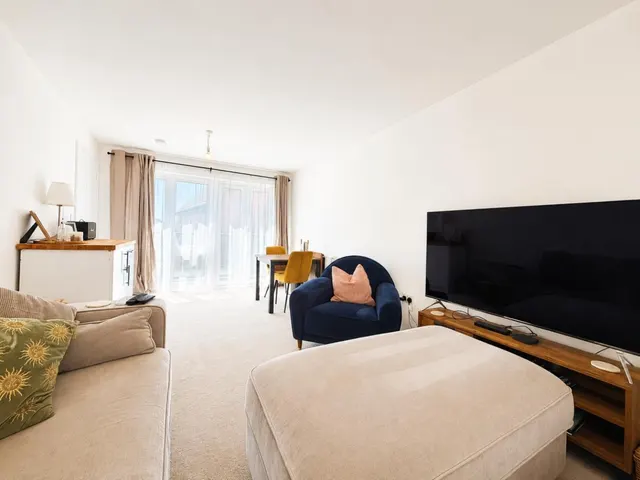 Photo 3 — Bale Place, Kingsnorth, Ashford