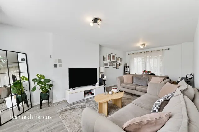 Long Walk, Epsom, KT18, photo 3