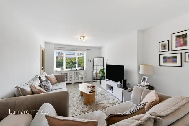 Long Walk, Epsom, KT18, photo 2