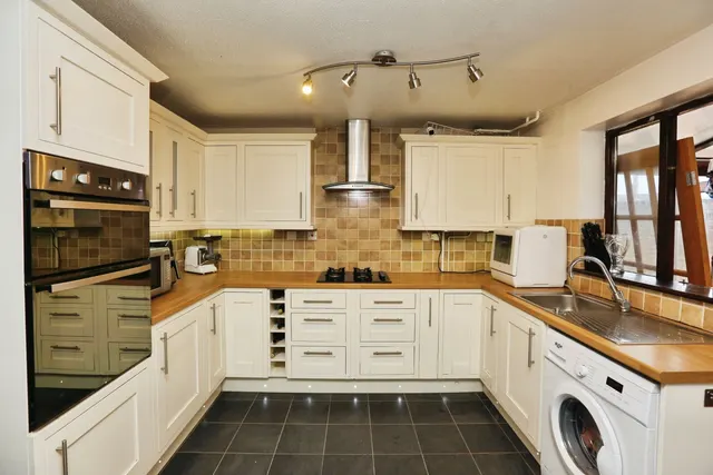 Rogers Close, PO12, photo 2