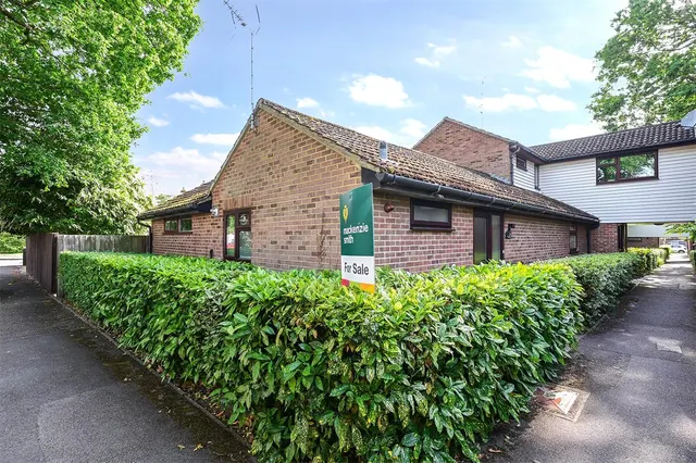 Alder Close, Ash Vale, Guildford, Surrey, GU12 5QS, photo 1