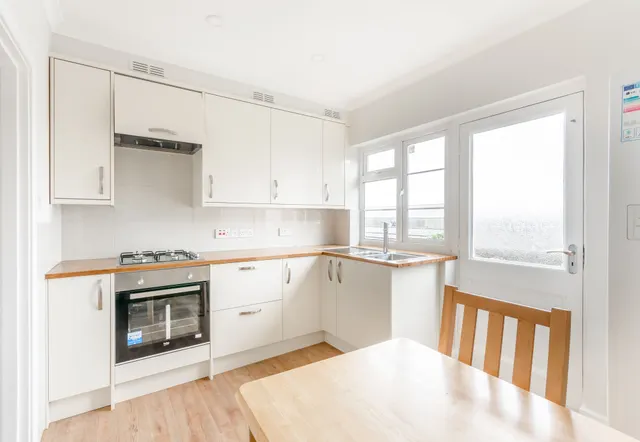 Photo 2 — 5 Springfield Court, Lynton Road, London