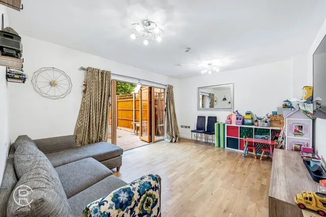 Alton Court, London, W7, photo 3