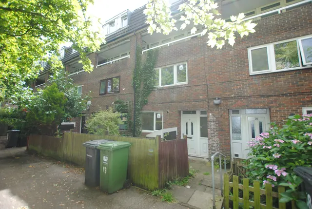 Photo 3 — Peters Path, sydenham, London, SE26 6LD