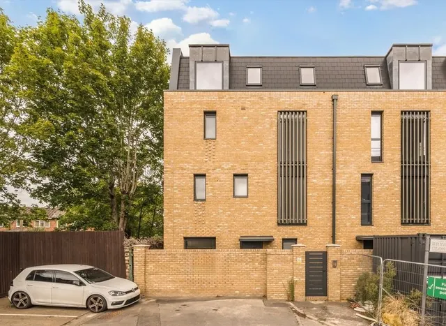 Bryanston Close, Norwood Green, UB2, photo 1