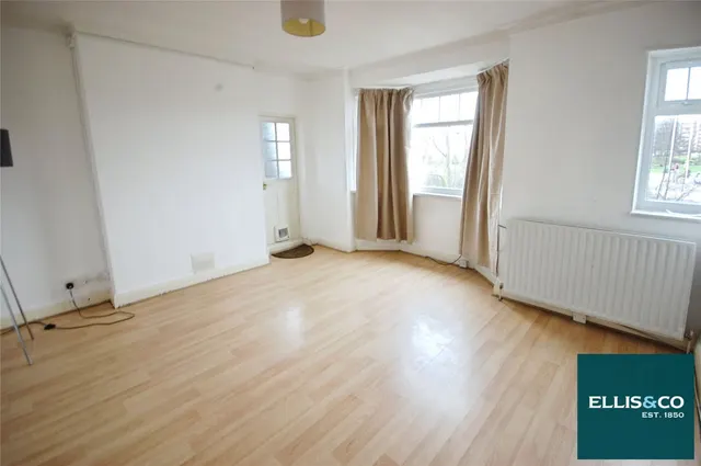 Finchley Road, NW11, photo 1