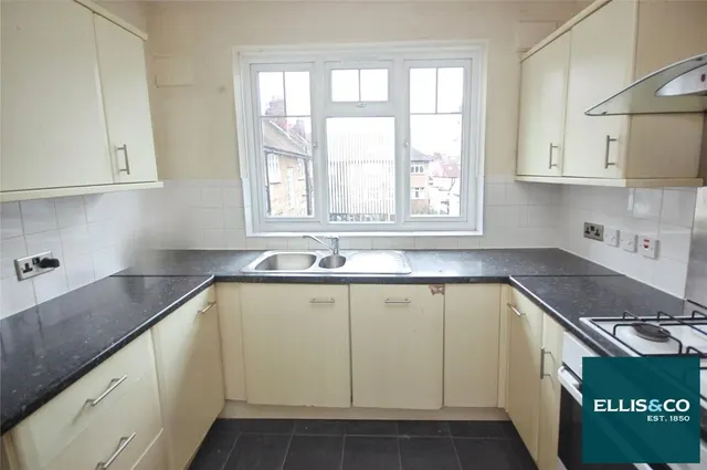 Finchley Road, NW11, photo 2
