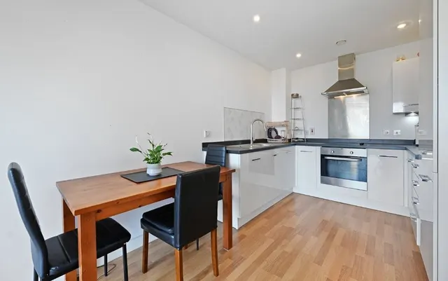 Bloemfontein Road, London, photo 1