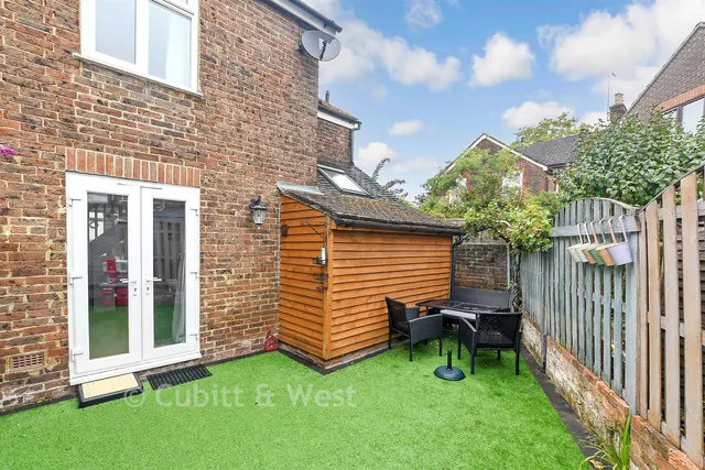 Spencers Road, Horsham, RH12, photo 2