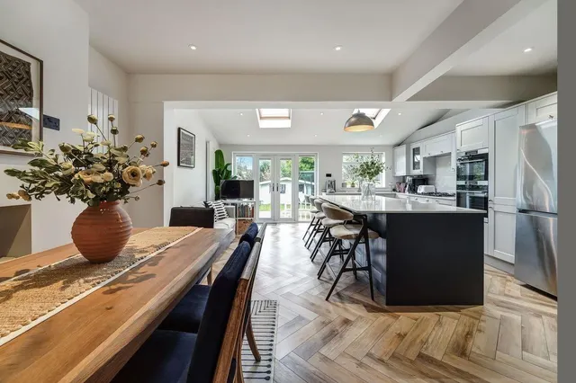 Myrtle Grove, New Malden KT3 3LF, photo 1