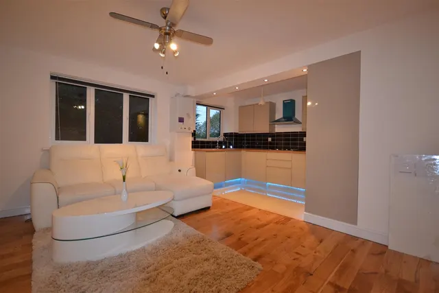 Green Pond Close, London, Greater London E17 6EF, photo 1