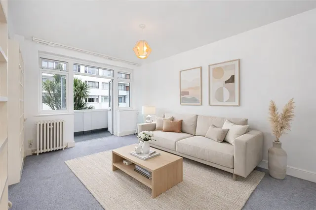 Upper Richmond Road, London, SW15, photo 1