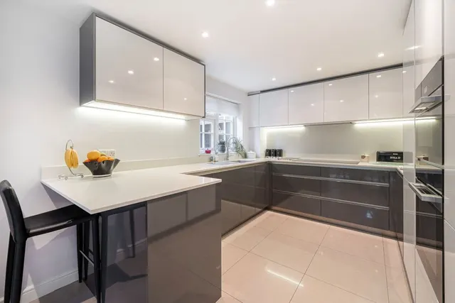 Village Close, Weybridge, KT13, photo 3