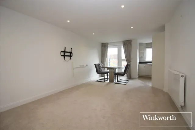 Photo 2 — Studio Way, Borehamwood, WD6