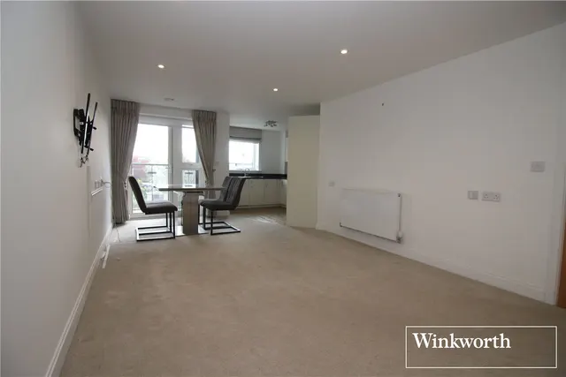 Photo 3 — Studio Way, Borehamwood, WD6