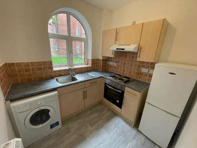 Barton Road, Eccles, M30, photo 2