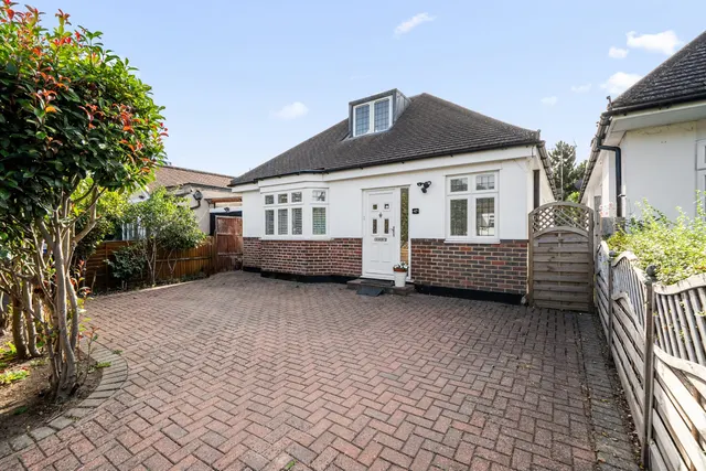 Woodlands Avenue, West Byfleet, KT14, photo 1