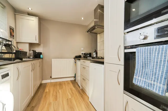 North Parade, Leeds, LS16, photo 3