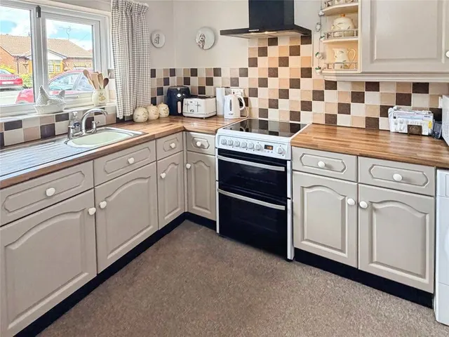 Broadwater Drive, Dunscroft, DN7, photo 2