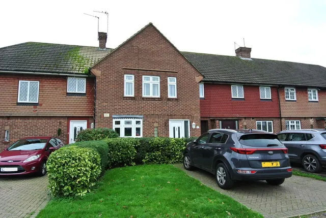Elizabeth Avenue, Staines-Upon-Thames, Surrey, TW18 1JN, photo 1