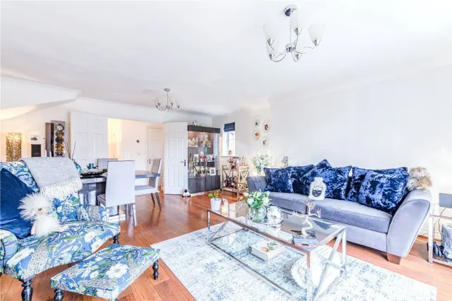 Photo 2 — Derisley Close, Byfleet, West Byfleet...