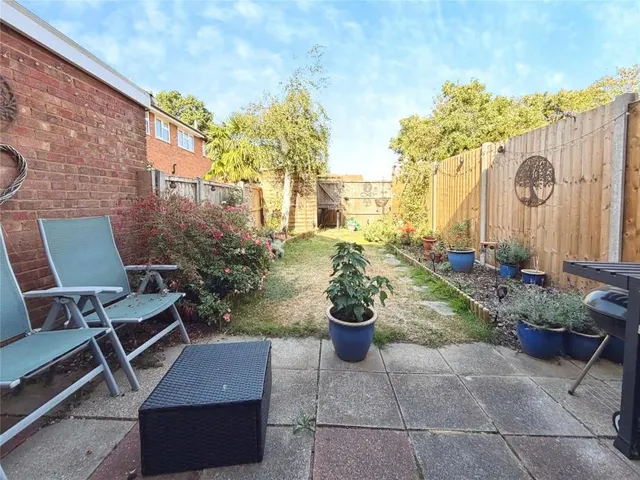 Tanglewood Close, Uxbridge, UB10, photo 3