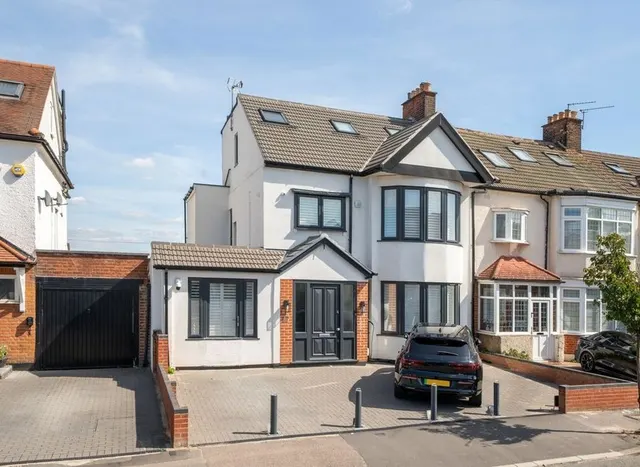 4 bedroom house — Warren Road, Wanstead, E11