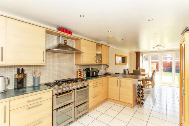 Lancaster Gate, Upper Cambourne, CB23, photo 2