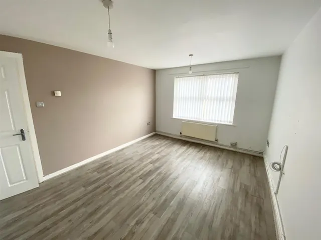 Francine Close, Liverpool, L3, photo 3