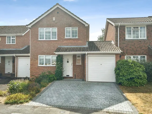 Beechcrest View, Hook, Hampshire, RG27 9RF, photo 1
