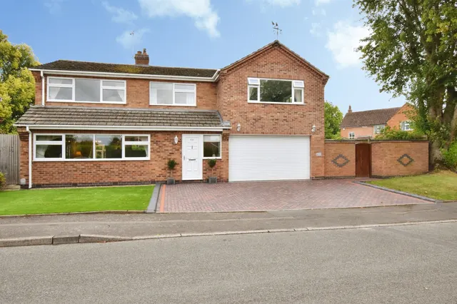 Hollies Way, Thurnby, Leicester, photo 1