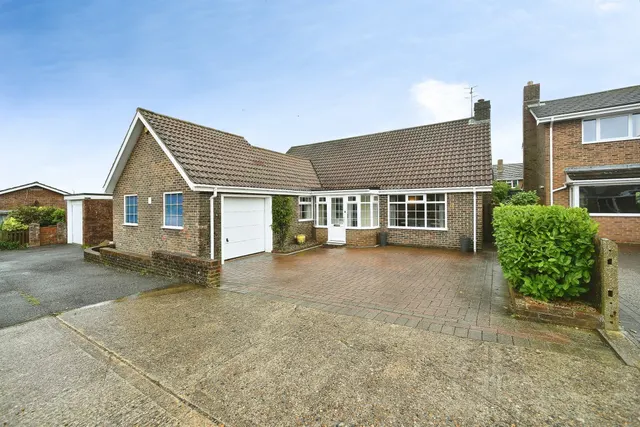 Mount Caburn Crescent, Peacehaven, photo 1