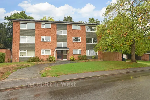 2 bedroom flat, Oakfield Drive, Reigate, RH2