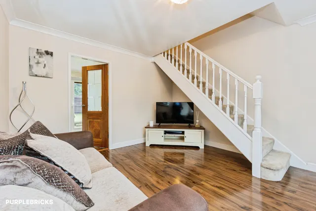 Markham Close, Hyde, SK14, photo 2