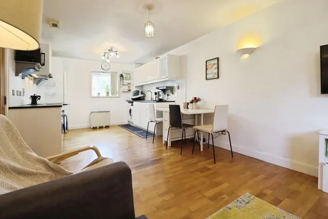 Photo 3 — Henke Court, Cardiff, CF10