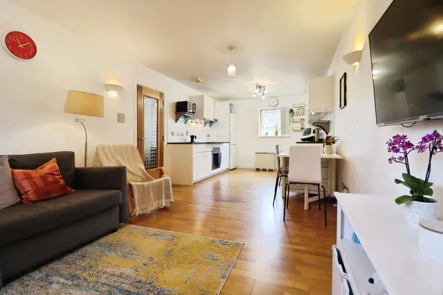 Henke Court, Cardiff, CF10, photo 1