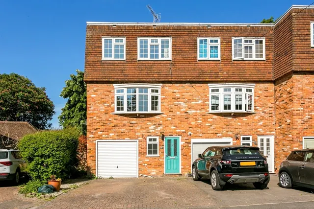 Fieldhead Gardens, Bourne End, SL8, photo 1