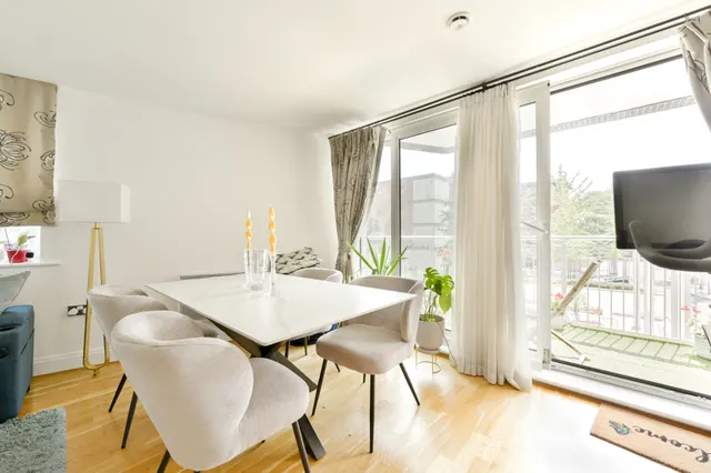 Photo 2 — 144 Holland Gardens, Brentford
